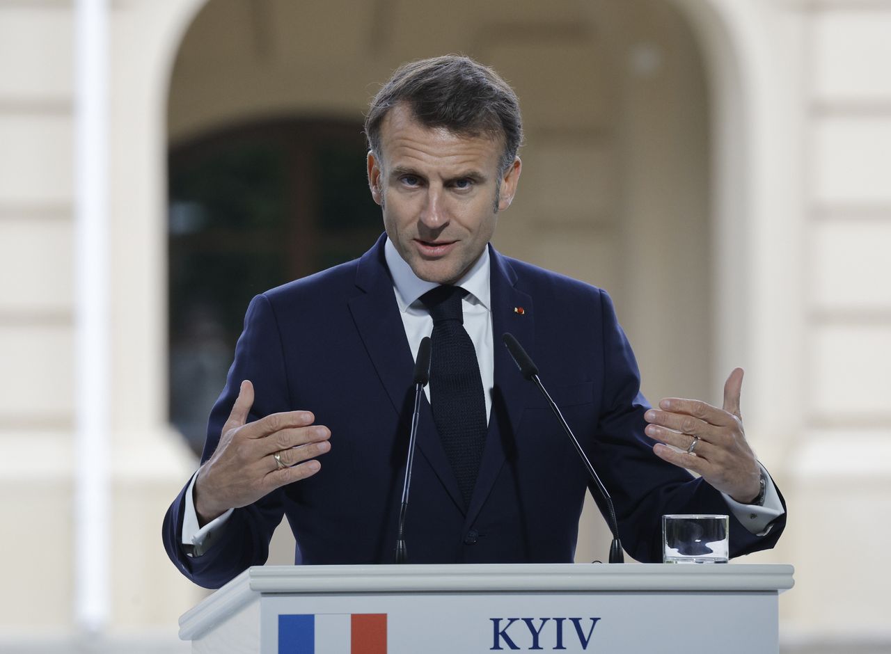 Macron dismisses Putin's peace talks as tactical delay