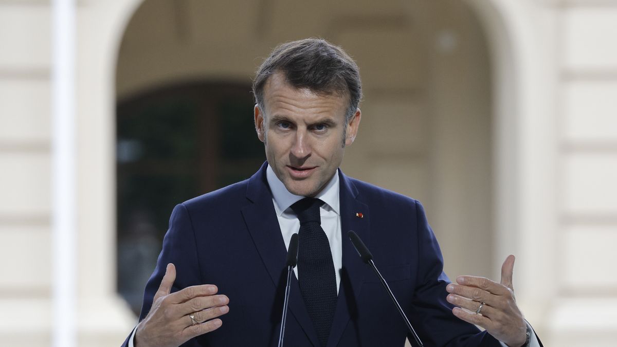 France's President Emmanuel Macron gestures as he addresses a joint press conference following a meeting of the 'Coalition of the willing' at the Mariinskyi Palace, the official residence of the president of Ukraine, in Kyiv, Ukraine, 10 May 2025, amid the ongoing Russian invasion. EPA/SERGEY DOLZHENKO Dostawca: PAP/EPA.