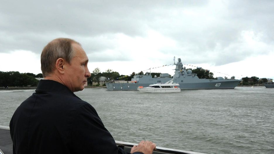 Władimir Putin na tle fregaty Admirał Gorszkow