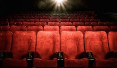 Polacy tną wydatki na kino i restauracje. Sytuacja ekonomiczna zmusza Polaków do oszczędzania