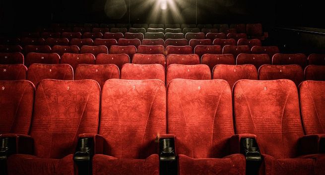 Polacy tną wydatki na kino i restauracje. Sytuacja ekonomiczna zmusza Polaków do oszczędzania