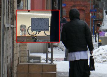 Ksiądz na kolędzie zobaczył kartkę w oknie sklepu. Zdjęcie wrzucił do sieci