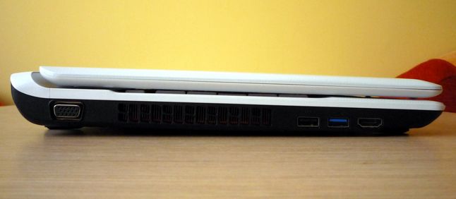 Toshiba Qosmio F750-10L - ścianka lewa (VGA, USB 2.0, USB 3.0, HDMI)