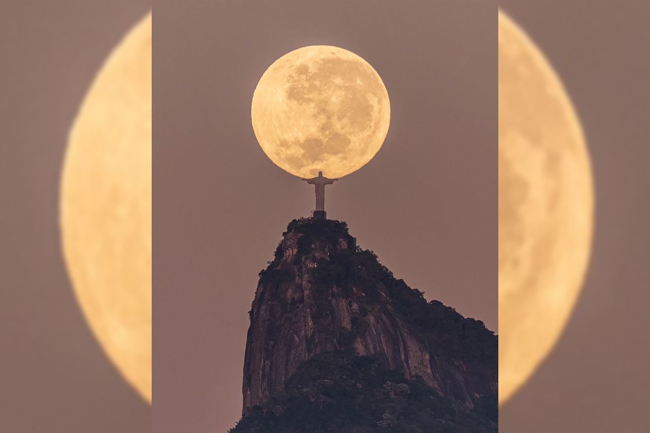 Statua Chrystusa Zbawiciela w Rio na tle ogromnego Księżyca.
