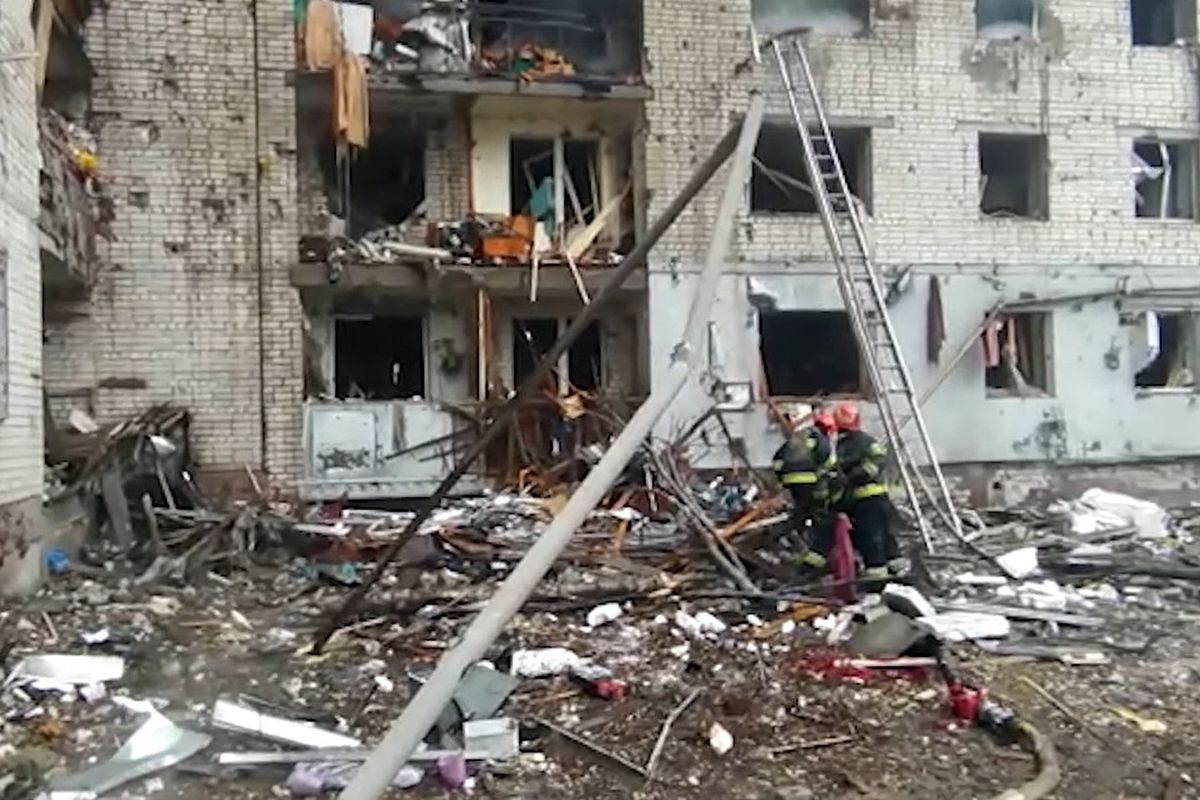  Zniszczenia po bombardowaniu przez rosyjskie wojsko w Czernihowie 