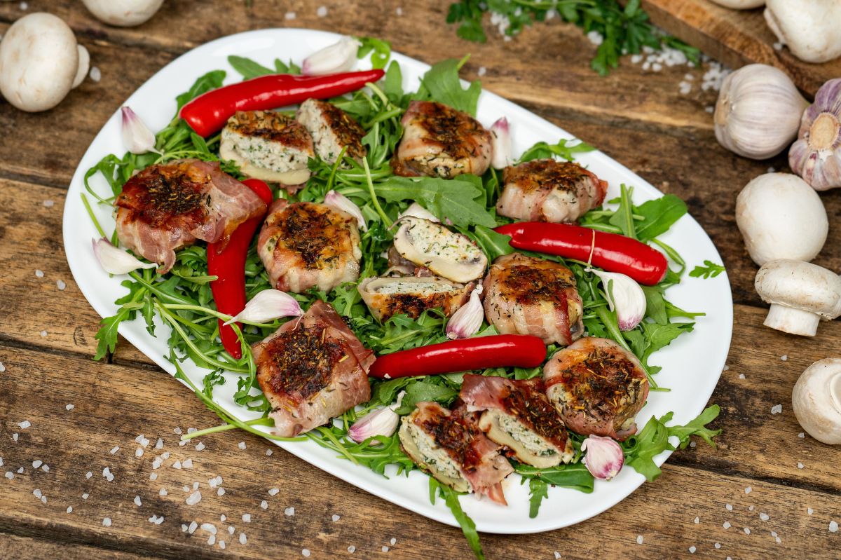 Faszeruję pieczarki i układam je na grillu. Kiedy je serwuję, znikają w mgnieniu oka