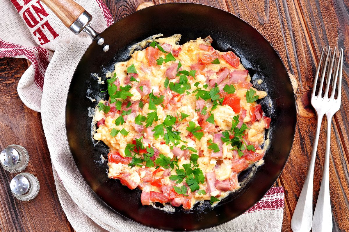 Transform breakfast with scrambled eggs à la pizza recipe