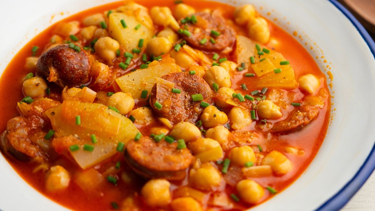 Pyszna potrawka z ciecierzycy i kiełbasy w sosie pomidorowym