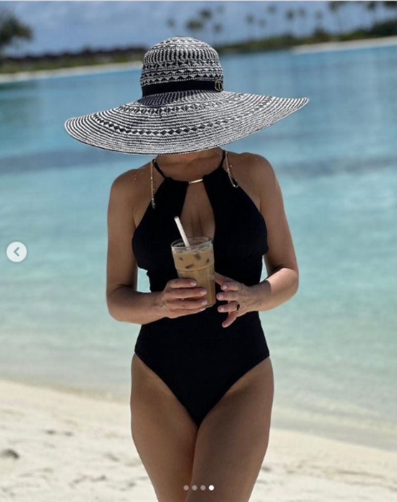 Katarzyna Cichopek pozuje w kostiumie na malediwskiej plaży