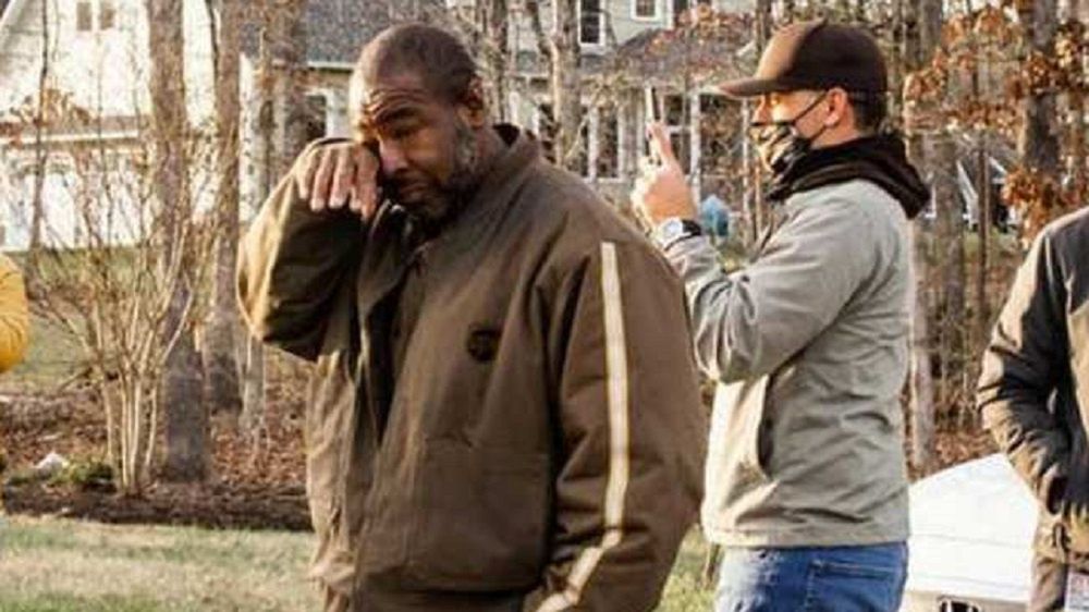 Mieszkańcy podziękowali kurierowi za jego pracę