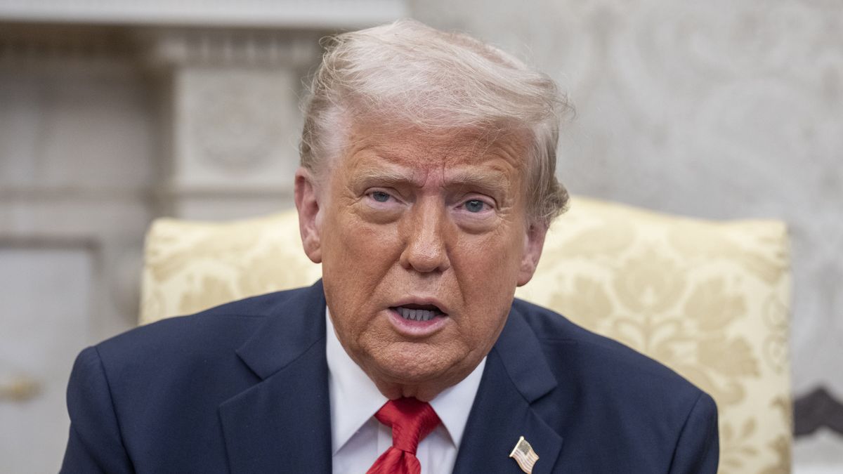 US President Donald Trump meets with El Salvador president in the Oval Office at the White House in Washington, DC, USA, 14 April 2025. President Bukele meets with President Trump as controversy continues over the Trump administration's transfer of more than 200 Venezuelan immigrants accused of gang activity and violent crimes to a prison in El Salvador. EPA/KEN CEDENO / POOL Dostawca: PAP/EPA.