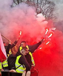 "Zadyma" rolników pod Sejmem. Siwo od dymu. W ruch poszły petardy i race