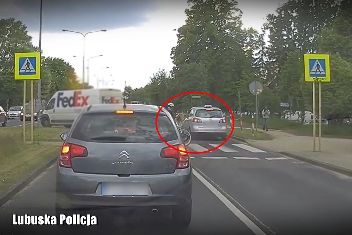 Kobieta była już na pasach. Kierowca Volkswagena nie chciał czekać