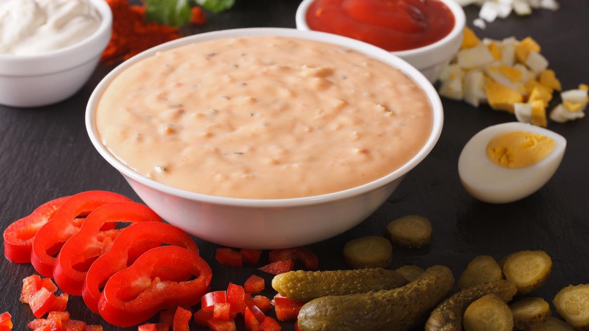 Sos tysiąca wysp to popularny dodatek do sałatek, kanapek, zapiekanek czy hot-dogów