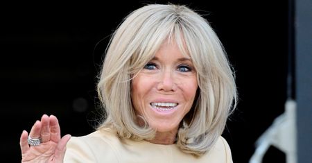 Brigitte Macron w musztardowym zestawie. Udana stylizacja?