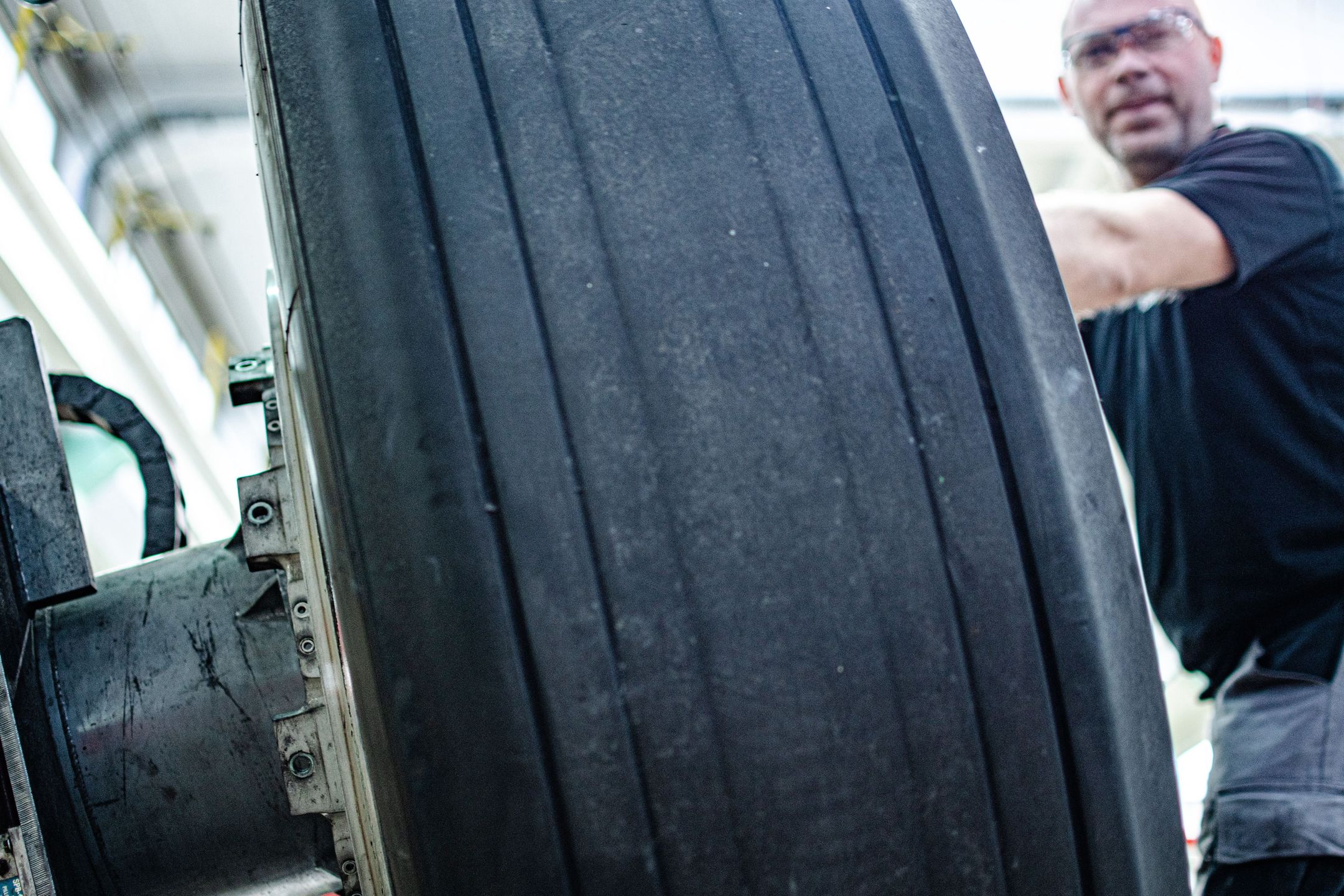 Wymiana opon w samolocie