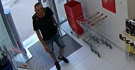 Ukradł w Rossmannie perfumy na kwotę ponad 1000 złotych. Poszukuje go policja