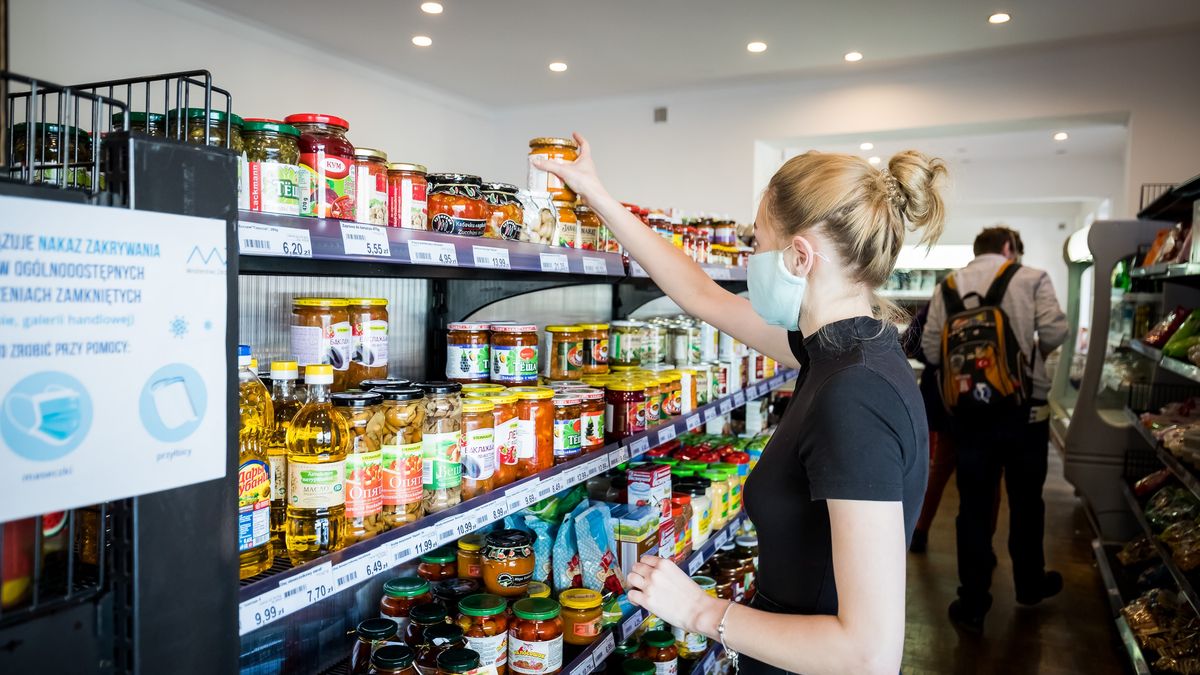 Jak są czynne sklepy w strefie żółtej?