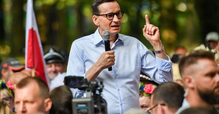 Premier mówił o Tusku. Nagle usłyszał krzyki z tłumu