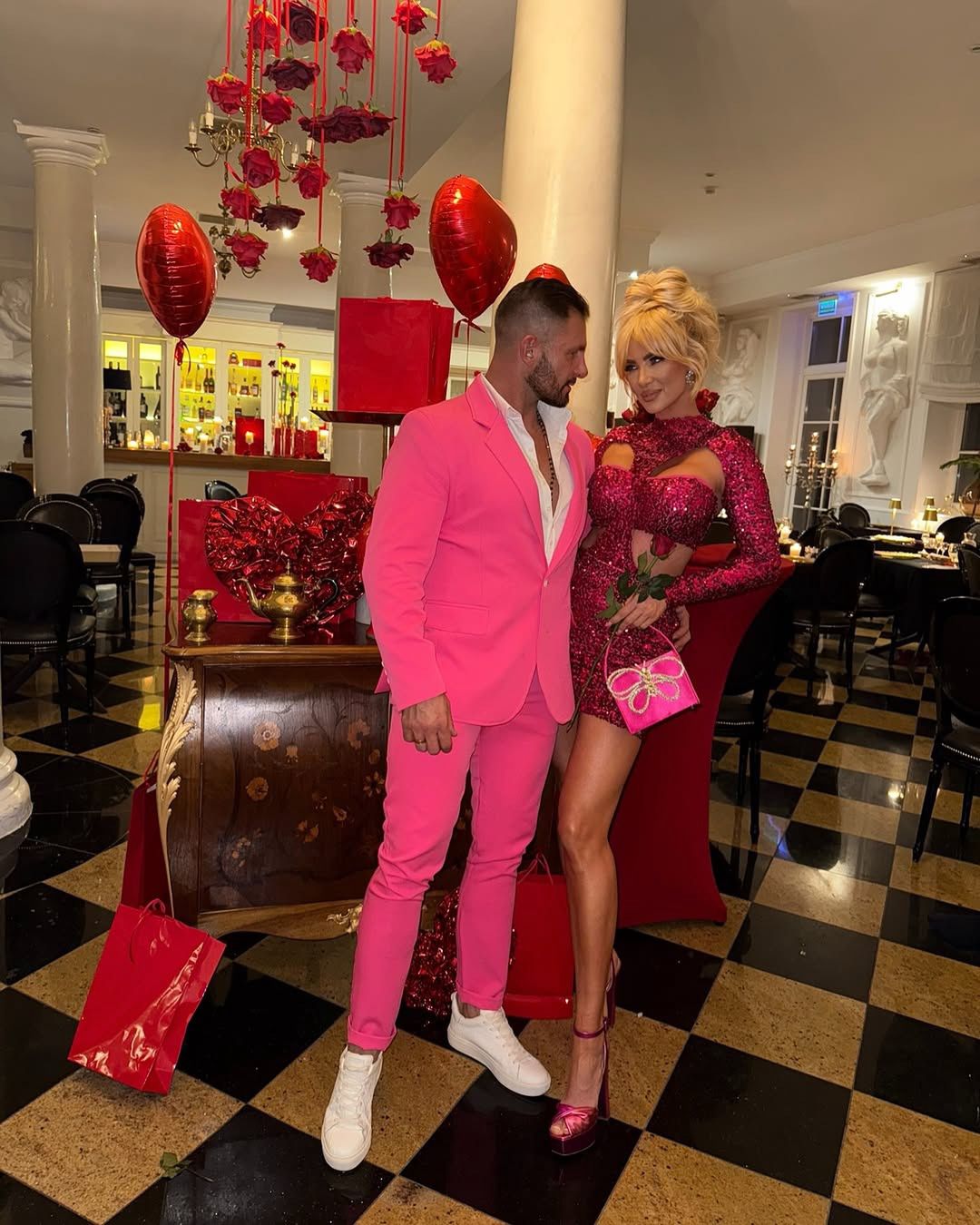 Izabela Macudzińska relacjonuje walentynki na fotkach z mężem