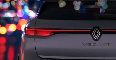 Elektryczne Renault Megane E-Tech w zapowiedzi. Ze starego modelu zostanie tylko nazwa
