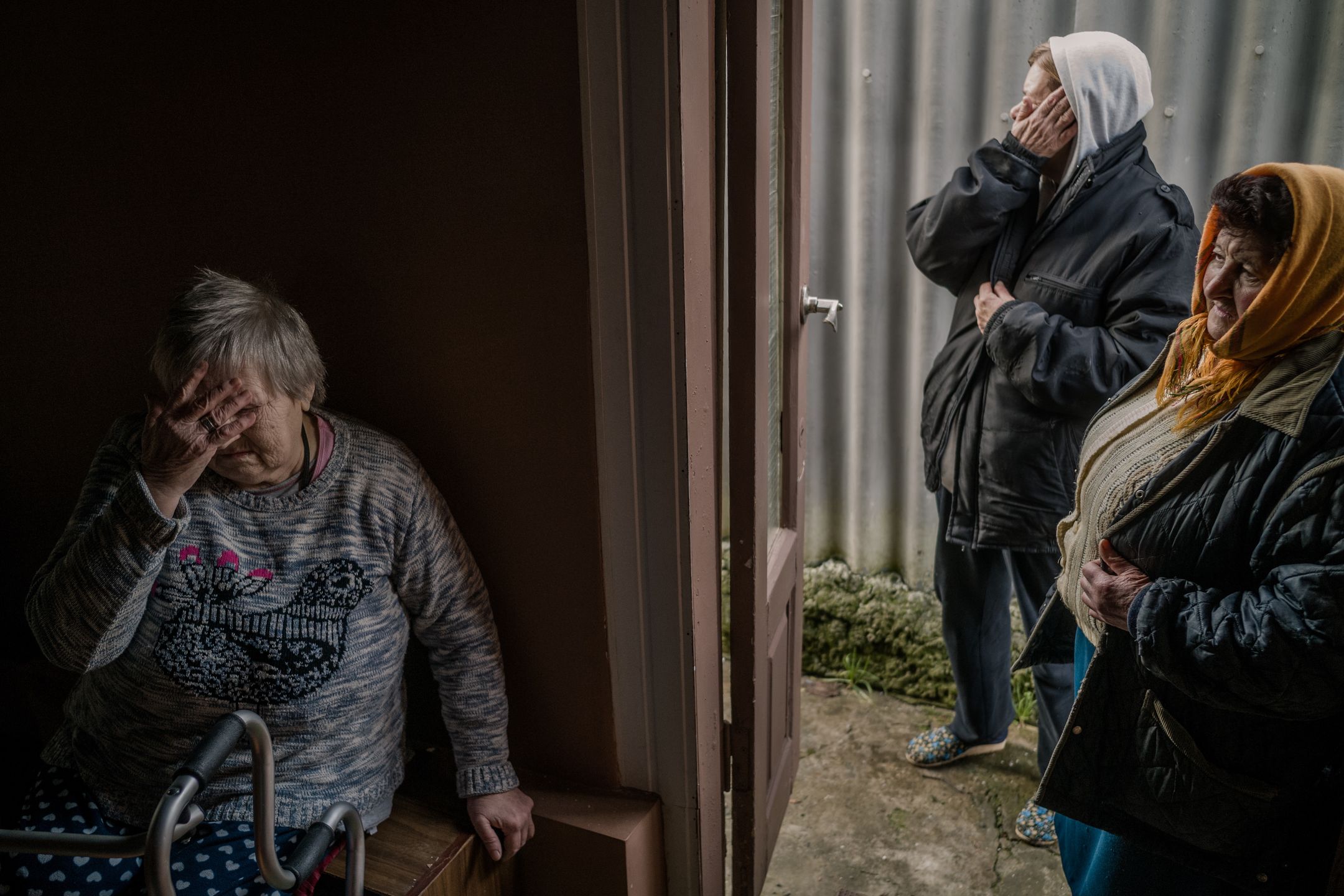 76-letnia Nina Pietrowna Jelgajewa płacze w swoim domu, zrujnowanym po rosyjskim ostrzale rakietowym