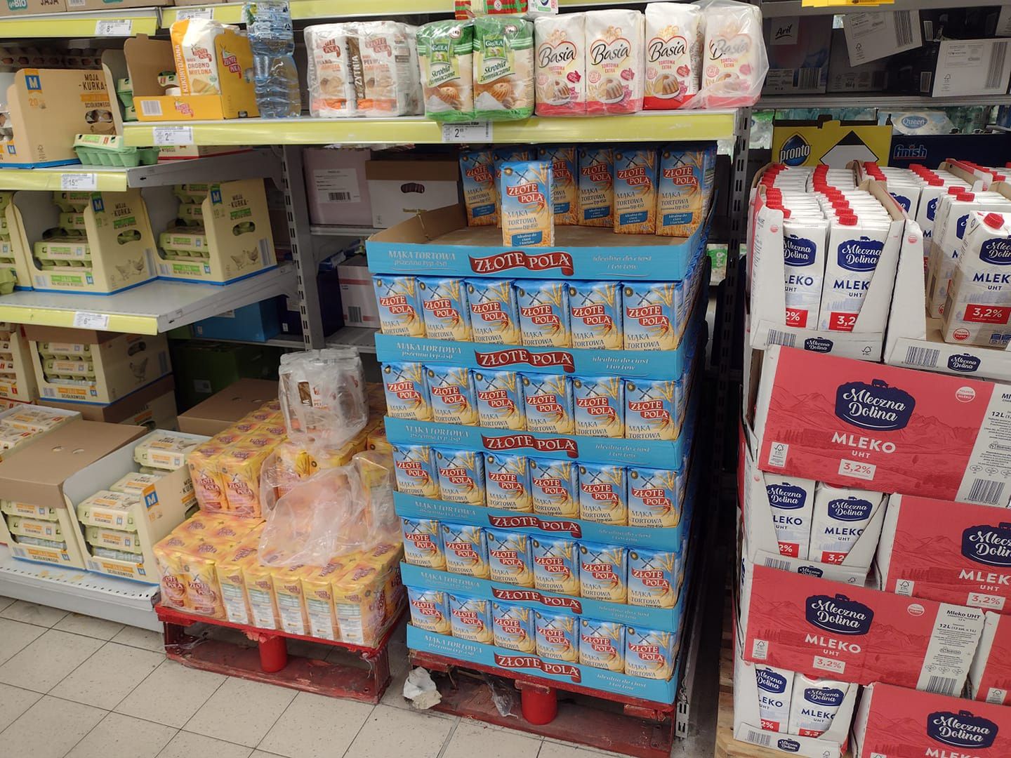 Mąka w miejscu, gdzie kiedyś stał cukier, w poznańskiej Biedronce