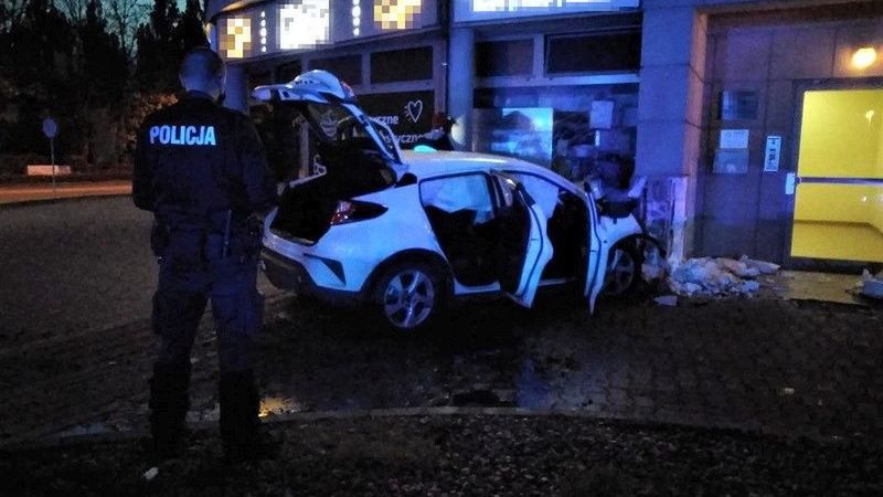 Wrocław. Pijany mężczyzna wjechał w budynek wielorodzinny. Dwie osoby w stanie ciężkim