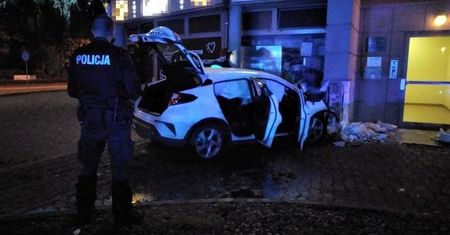 Wrocław. Pijany mężczyzna wjechał w budynek wielorodzinny. Dwie osoby w stanie ciężkim