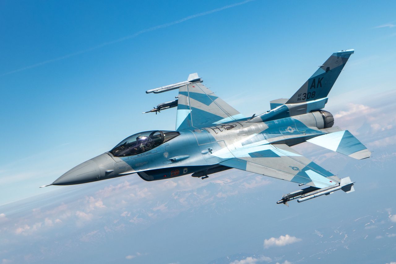 F-16 z 18th Aggressor Squadron. Na skrzydłach widoczne niewielkie, czerwone gwiazdy