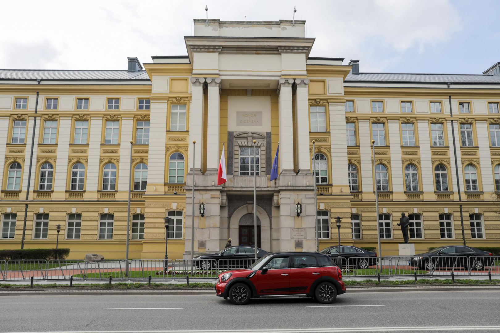 Zamówili miliony litrów paliwa. Rządzący będą jeździć i kopcić