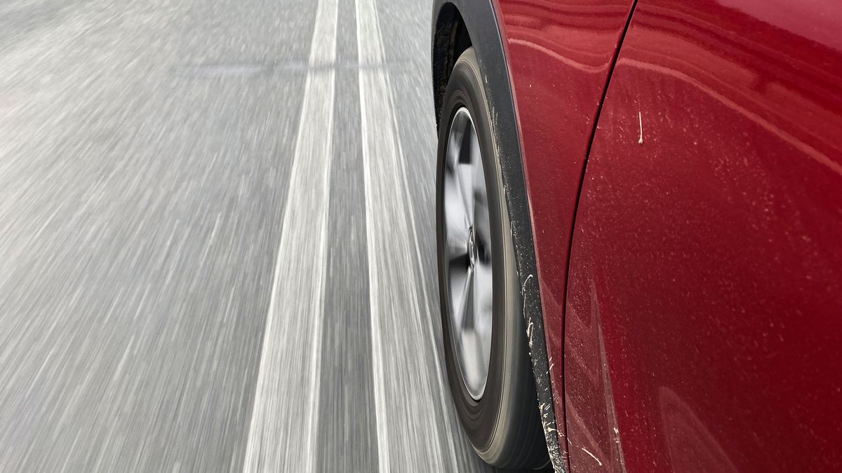 Linia podwójna ciągła ma tylko jedną zasadę i nie jest nią zakaz wyprzedzania