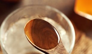Wlej 1 łyżkę do szklanki z wodą i pij codziennie. Pomoże spalić tłuszcz i obniżyć cholesterol