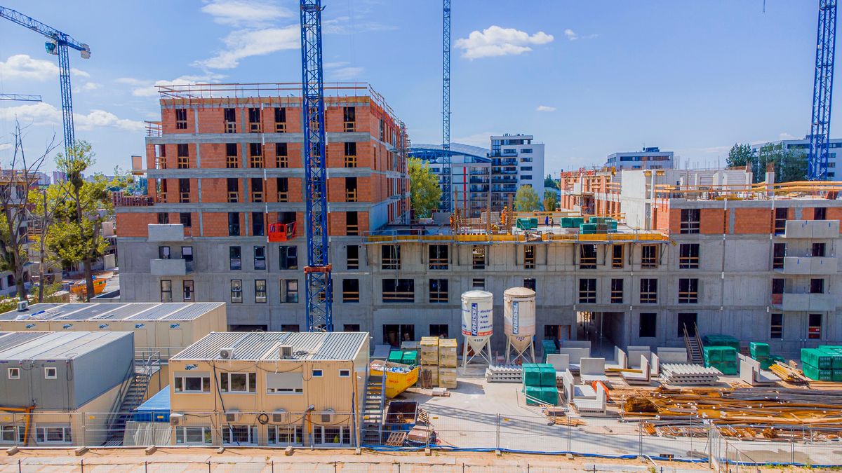 budowa, blok, budownictwo, budynek, deweloper, budowanie, żuraw, żurawie, beton, stan deweloperski, ekipa remontowa, remont, dom, mieszkanie, architektura, niebo, miasto, osiedle, poznan, polska, poland, inwestycja, inwestycje, apartament, nowe, mieszkalne