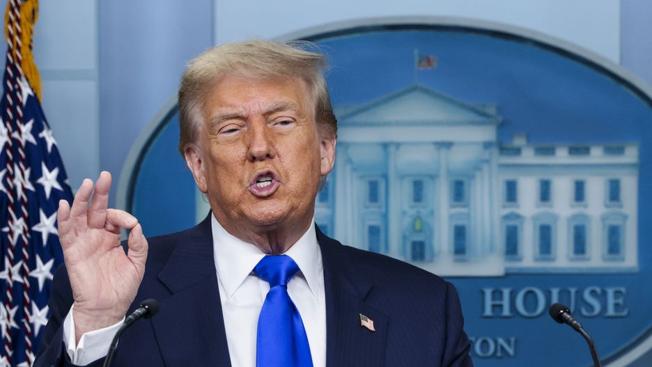 US President Donald J. Trump responds to a question from the news media during a press conference in the briefing room of the White House in Washington, DC, USA, 27 June 2025. Earlier in the day, the Supreme Court ruled in the Trump administration's favor to curb nationwide injunctions on the president's birthright citizenship order. EPA/SHAWN THEW Dostawca: PAP/EPA.