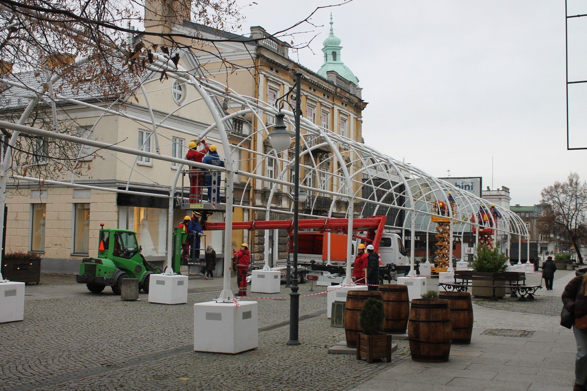 Monterzy ustawiają stalową konstrukcję, która zamieni deptak w świetlną alejkę.Więcej na kolejnych slajdach