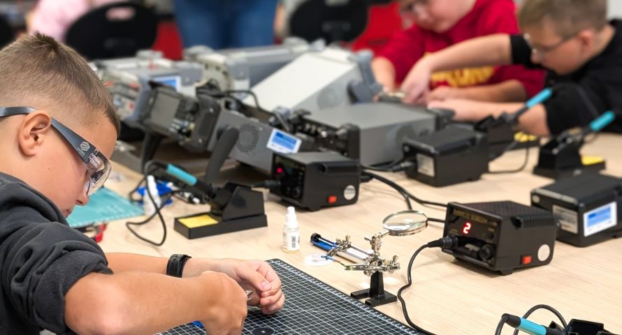 6 tys. uczestników w pół roku. Fab Lab WIŚNIOWSKI przyciąga młodych