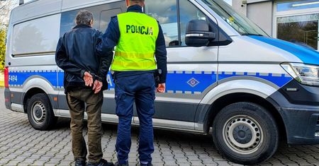 Jechał pod prąd na rondzie. Skończył w kajdankach