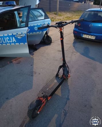 Policyjny pościg za 14-latkiem na hulajnodze. Jechał chodnikiem około 50 km/h