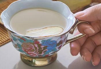 Wystarczy kilka plasterków. Dorzuć do herbaty w Poniedziałek Wielkanocny