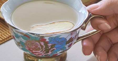 Dorzuć do herbaty po świętach. Żołądek i jelita ci "podziękują"