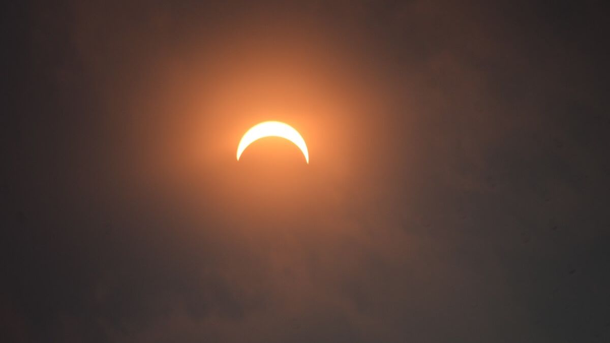 Częściowe zaćmienie Słońca 25 października 2022: o której godzinie zaćmienie Słońca