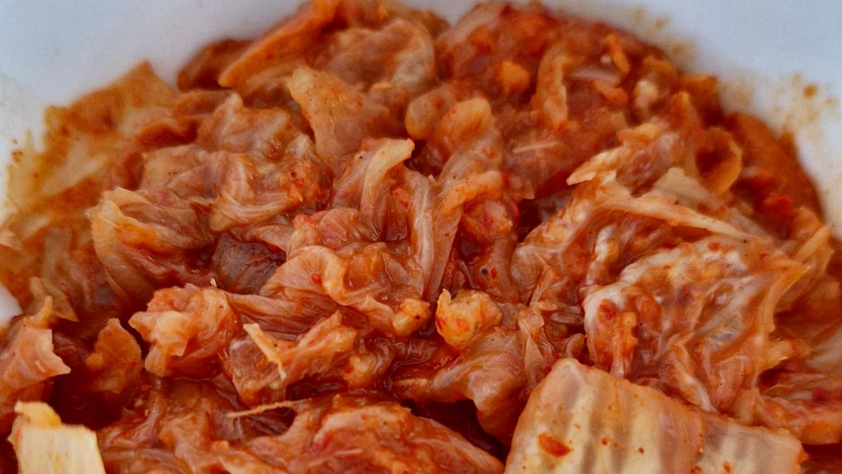 Kimchi w małej porcji poprawia komfort trawienia.