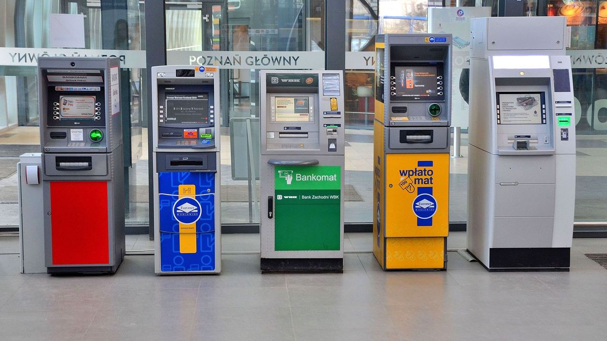 Znana sieć bankomatów zmienia logo