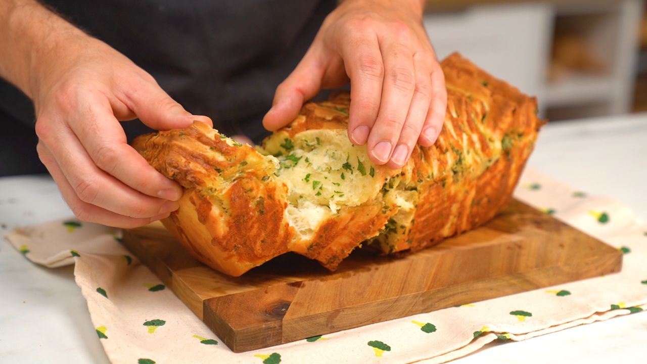 Cheesy pull-apart bread: The perfect party delight