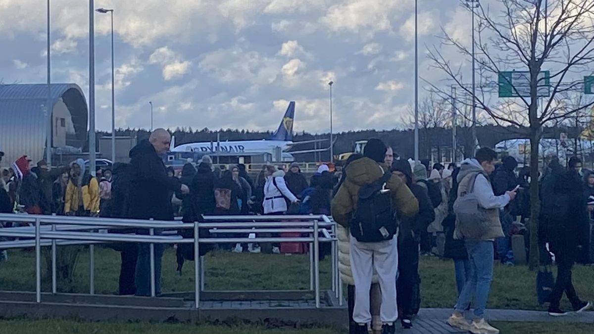 Pasażerowie koczują przed wejściem na teren lotniska