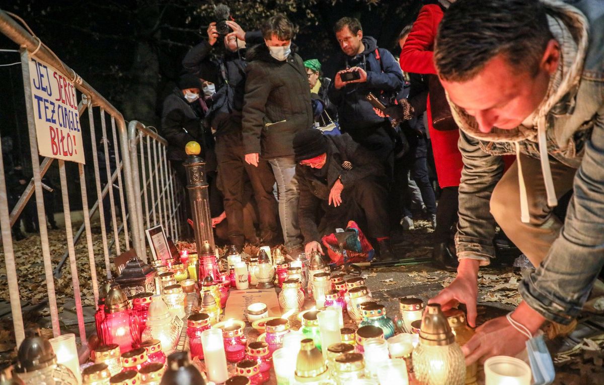 Protest przed siedzibą Trybunału Konstytucyjnego pod hasłem "Ani jednej więcej". To reakcja na śmierć pacjentki z Pszczyny 