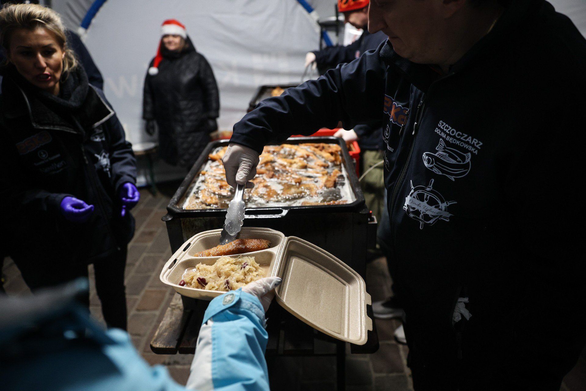 Doroczna akcja &#34;Przedświąteczny karp dla Krakowa&#34; jest już za półmetkiem. W poniedziałek długa kolejka ustawiła się po karpia na Rynku Podgórskim