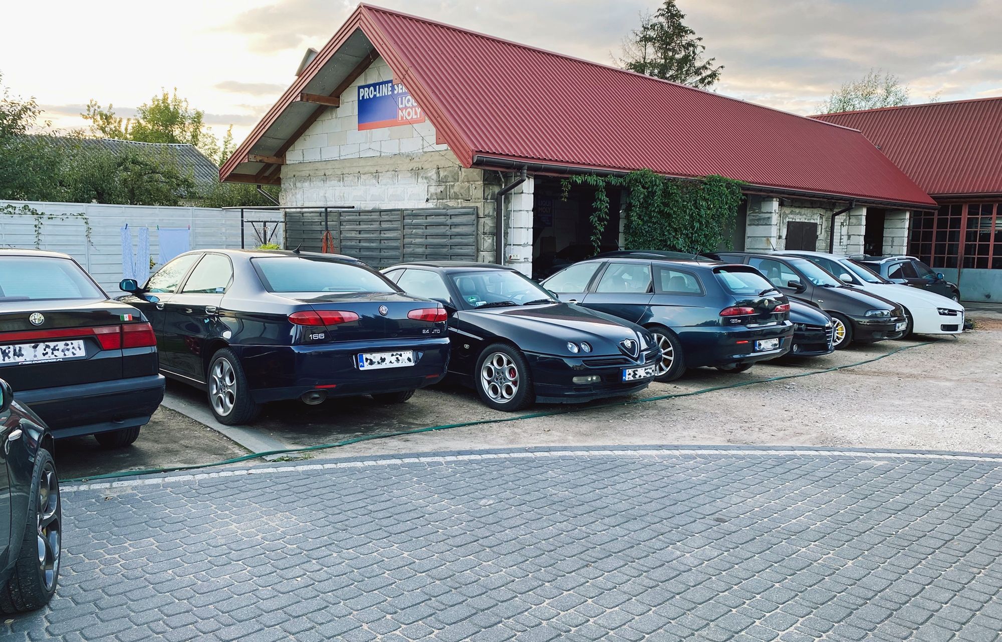 Cały przekrój modeli Alfy Romeo - to można spotkać na ciasnym parkingu pod warsztatem Pawła