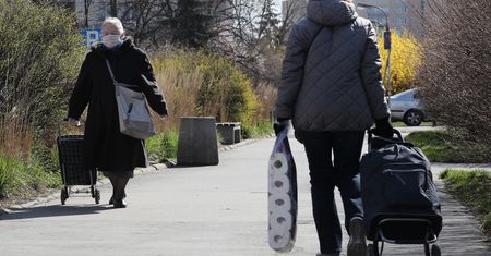 Godziny dla seniorów wchodzą w życie. Co się zmieni?